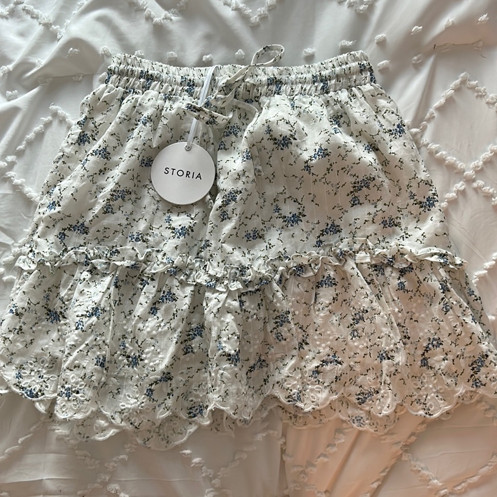 Storia White and Blue Floral Mini Skirt